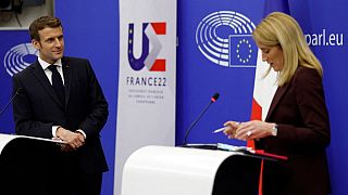 Frankreichs Präsident Emmanuel Macron und EU-Parlamentspräsidentin Roberta Metsola