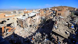 يمنيون يتفقدون الأضرار في أعقاب الضربات الجوية الليلية التي شنها التحالف الذي تقوده السعودية على العاصمة صنعاء، 18 يناير / كانون الثاني 2022