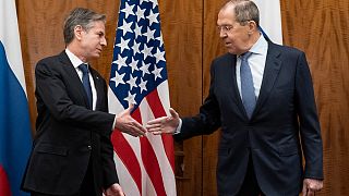 ABD Dışişleri Bakanı Blinken (solda), Rusya Dışişleri Bakanı Lavrov ile Cenevre'de bir araya geldi