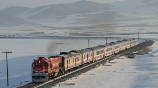 شاهد: "قطار الشرق السريع" يسعد قلوب محبي الرحلات الشتوية في تركيا