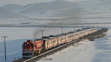شاهد: "قطار الشرق السريع" يسعد قلوب محبي الرحلات الشتوية في تركيا
