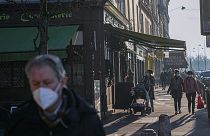 Menschen mit Masken in der Rue de Versailles in Paris