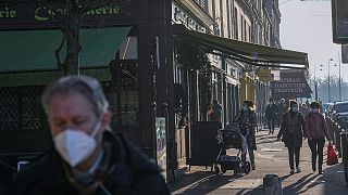 Menschen mit Masken in der Rue de Versailles in Paris