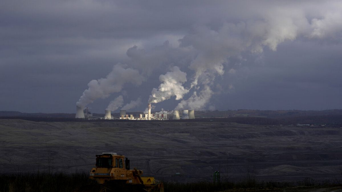Füst száll fel a turowi erőmű kéményeiből - Lengyelországban a legmagasabb a légszennyezettség mértéke az EU-n belül