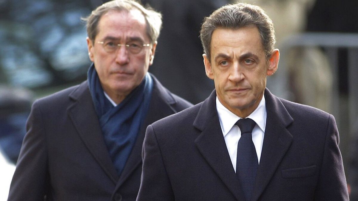Claude Guéant sullo sfondo, Nicolas Sarkozy in primo piano - foto d'archivio