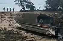 Barco danificado na ilha de Atata, em Tonga