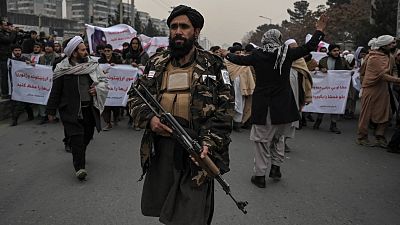 مقاتل من طالبان يرافق مظاهرة لإدانة الاحتجاج الأخير الذي نظمته ناشطات حقوق المرأة الأفغانية في كابول، أفغانستان، 21 يناير 2022