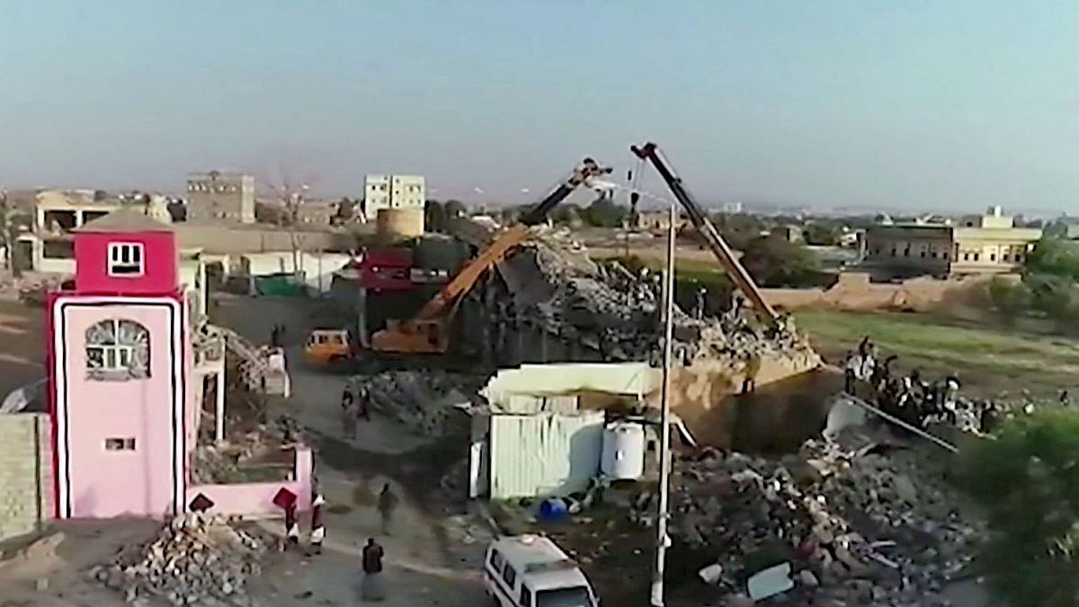 Разрушенная авиаударом тюрьма в йеменском городе Саада