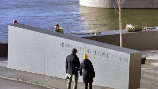 Fiatalok nézik a Hableány áldozatainak emlékművét a Duna-parton, a Margit híd pesti hídfőjénél. A Hableány sétahajó 2019. május 29-én süllyedt el Budapesten
