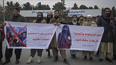 Talibãs protestam contra manifestação de mulheres