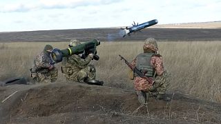 شلیک موشک هدایت شونده و ضد تانک «جاولین» توسط سربازان اوکراینی 