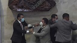 Honduras: convulso inicio de legislatura por la rebelión de diputados del partido de Xiomara Castro