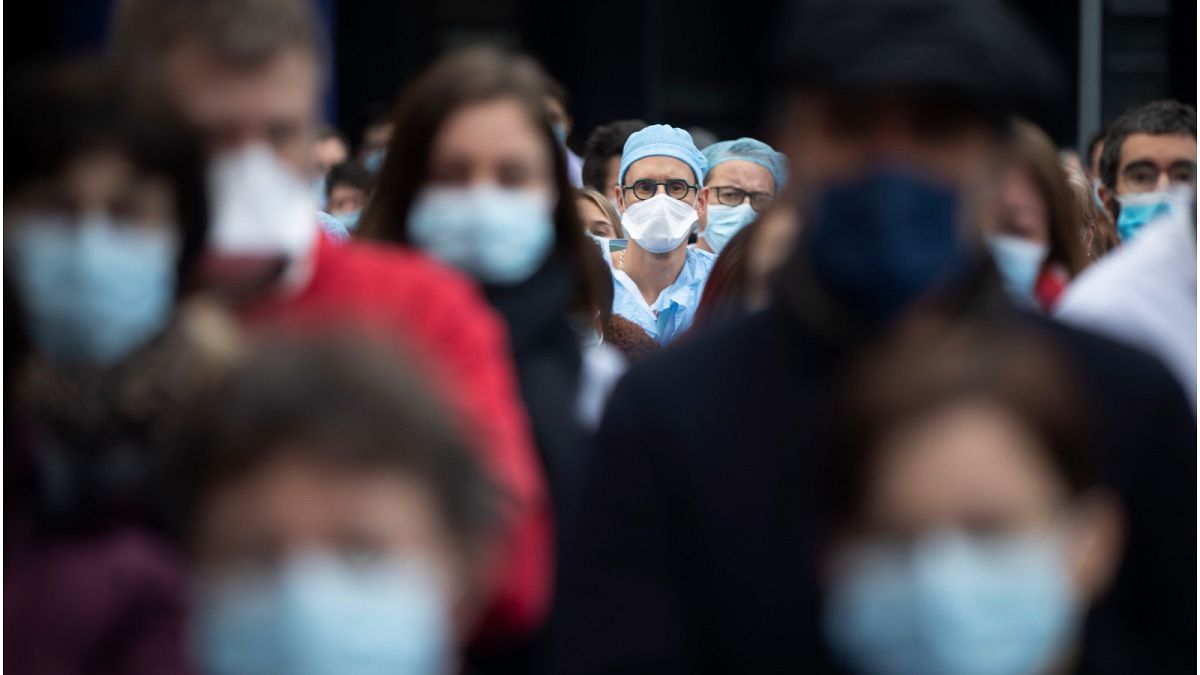 وقفة احتجاجية للطاقم الطبي خارج مستشفى جامعة ستراسبورغ بشرق فرنسا