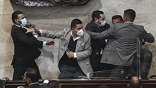 Abgeordnete der Partei Libertad y Refundacion (LIBRE) versuchen, Jorge Calix nach seiner Wahl zum vorläufigen Parlamentspräsidenten vom Pult zu vertreiben.
