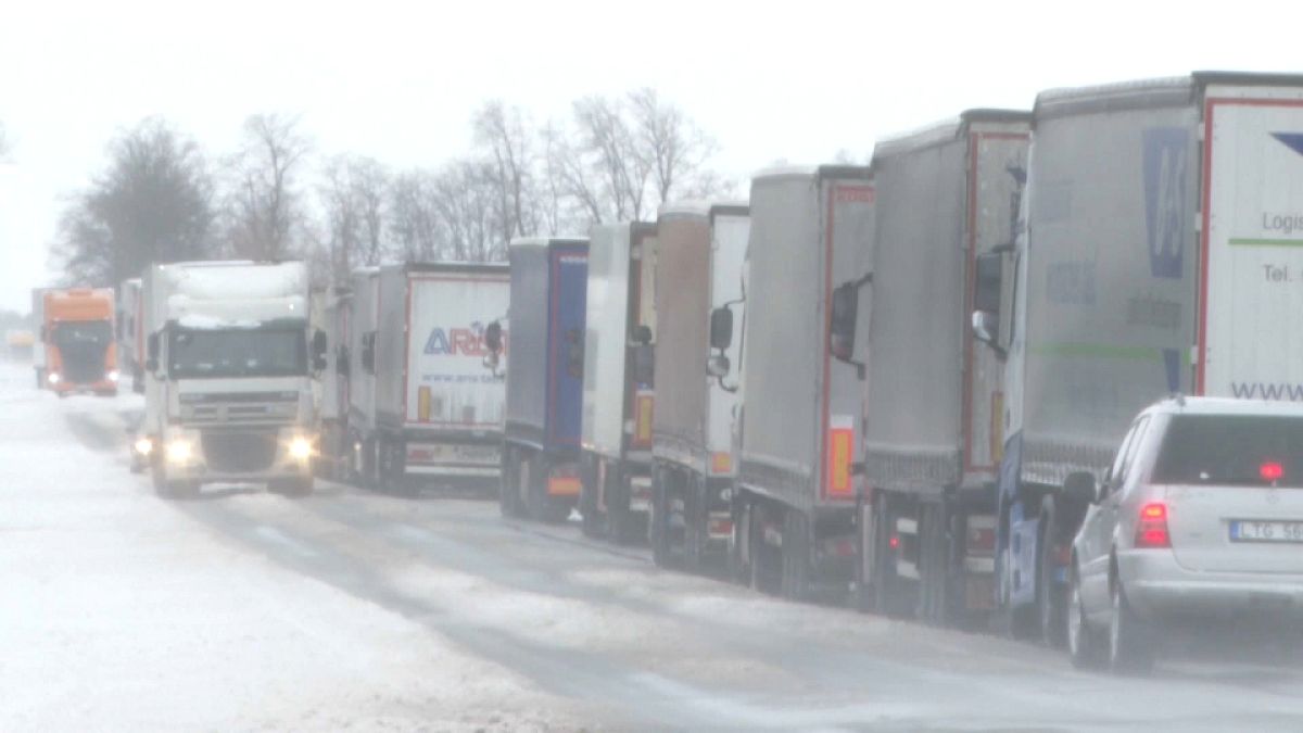 Camiones varados en un monumental atasco por el mal tiempo en Lituania