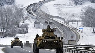 Un convoy militar ruso en una autopista de Crimea