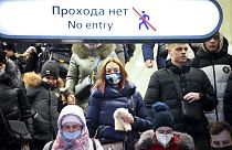 Una multitud, algunas personas sin mascarilla, en el metro de San Petesburgo, en Rusia, el 21 de enero de 2022