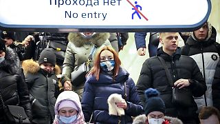 Una multitud, algunas personas sin mascarilla, en el metro de San Petesburgo, en Rusia, el 21 de enero de 2022