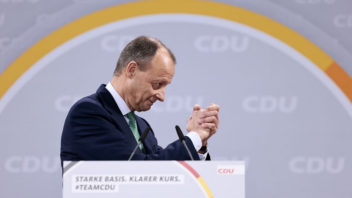 المحافظون الألمان ينتخبون منافساً سابقا لميركل رئيساً لهم