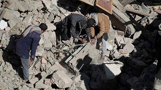 تلاش برای یافتن اجساد و زخمی‌ها پس از بمباران صعده