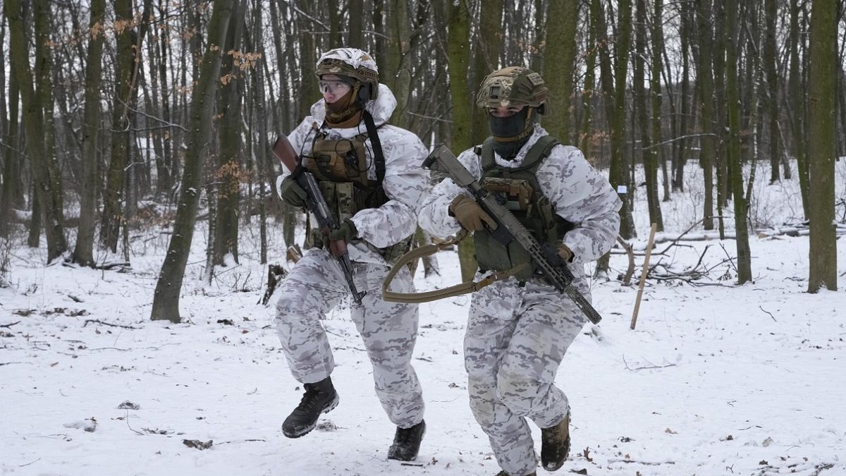 Militärübung in einer Kiewer Grünanlage