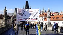بدون تعليق: سلسلة بشرية في براغ وكييف للتضامن مع أوكرانيا في ظل تصاعد الأزمة مع موسكو