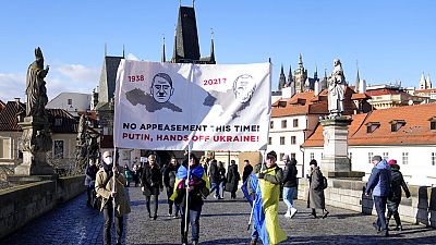 Hitlerhez hasonlították Putyint a prágai tüntetők 2022. január 22-én