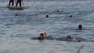 فلسطينيون يسبحون في شواطئ غزة رغم برودة الطقس