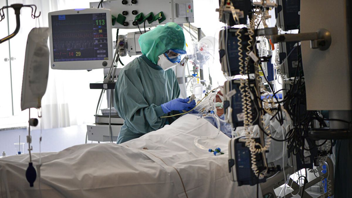 Un sanitario atiende a un paciente con COVID-19 en la UCI de la Clínica Universitaria, en Pamplona (España).
