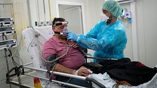 "Doente covid" recebe ajuda de enfermeiro com máscara de oxigênio