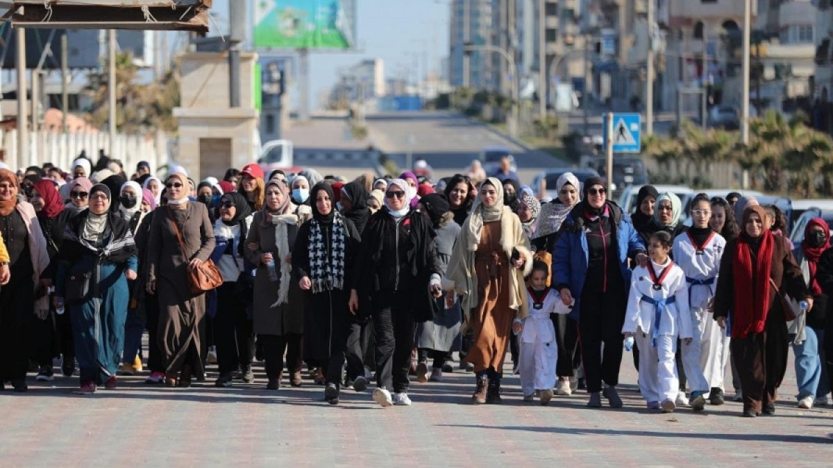 مسيرة نسائية على شاطئ بحر غزة 