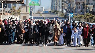 مسيرة نسائية على شاطئ بحر غزة