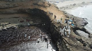 Limpeza do crude derramado na costa do Peru
