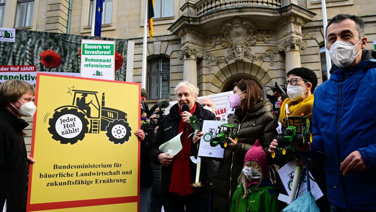 Der deutsche Landwirtschaftsminister Cem Özdemir hält einen Miniaturtraktor nach Protesten vor dem Landwirtschaftsministerium in Berlin
