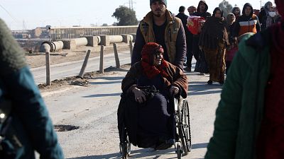 Haszaka, 2022. január 22. - Szíriai kurdok menekülnek otthonaikból a börtönnél zajló harcok elől