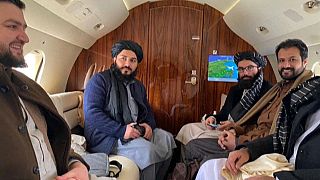 Les talibans posent dans l'avion pour Oslo