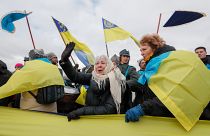 Ucrania recibe armamento de los países bálticos y Occidente mientras celebra la unidad nacional
