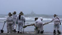 Peru: cleaning crews work to remove oil from beaches