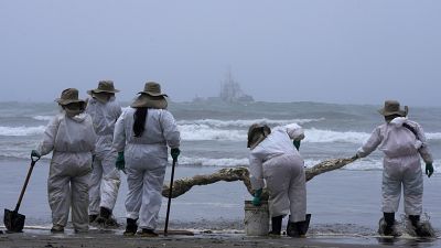 فرق التنظيف تعمل على إزالة النفط من الشواطئ