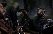 Tálib fegyveresek Kabulban, éjjeli őrjáraton