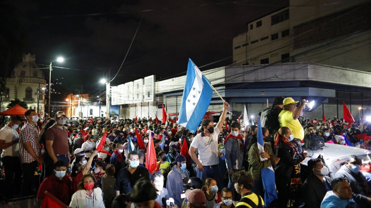 Miles de personas protestan frente al parlamento contra la polémica elección de su Junta Directiva con los votos de 18 disidentes del partido de Xiomara Castro