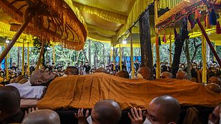 Des moines bouddhistes transportent la dépouille de Thich Nhat Hanh, célèbre maître zen, mort ce samedi à l'âge de 95 ans. - Hué (Vietnam), le 23/01/2022