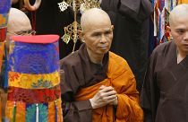 Ezrek búcsúztatták a buddhista szerzetest és békeharcost