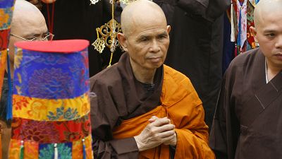 Miles de fieles en el funeral del monje budista Thich Nhat Hanh, 'padre' del mindfulness