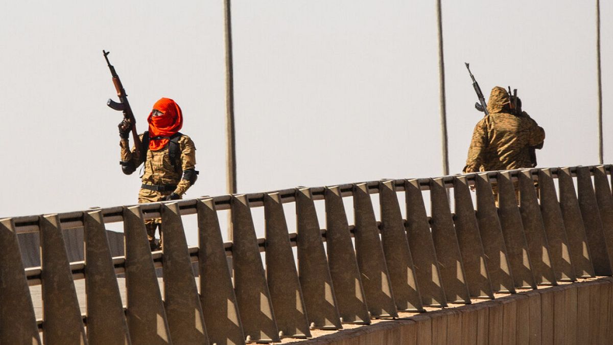 Soldats en colère près du camp militaire de Lazimana (Ouagadougou, Burkina Faso), le 23/01/2022
