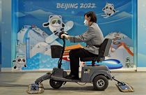 Eine Putzkraft reinigt den Boden im Medienzentrum der Olympischen Winterspiele in Peking.