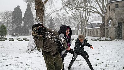 Bataille de boules de neige près de la mosquée Süleymaniye à Istanbul (Turquie), le 23/01/2022