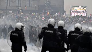 Polícia enfrenta manifestantes violentos em Bruxelas