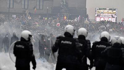 Polícia enfrenta manifestantes violentos em Bruxelas