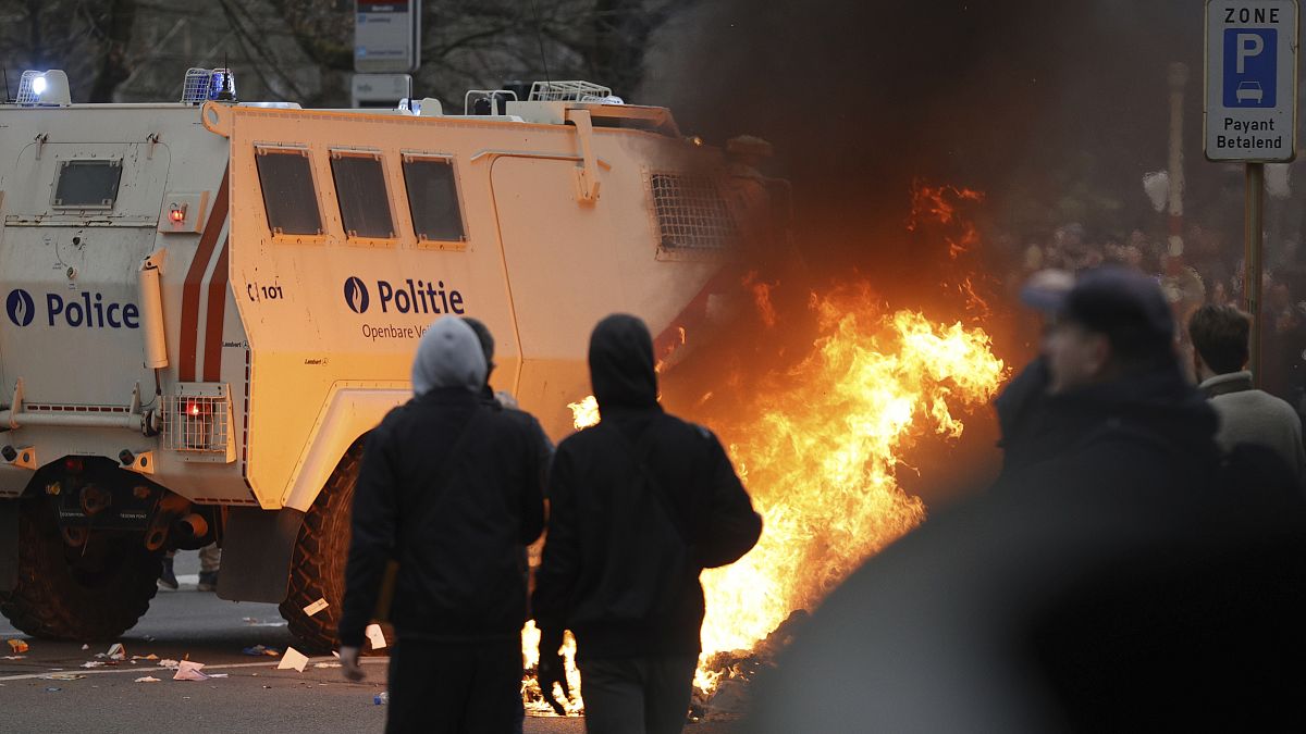 Összecsapásokba torkollott a tüntetés Brüsszelben